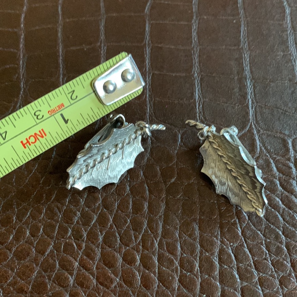 Vintage Coro holly leaf silver tone clip earrings - Picture 3 of 4